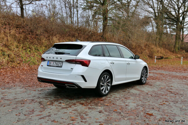 Skoda Octavia Combi RS iV schräg hinten rechts