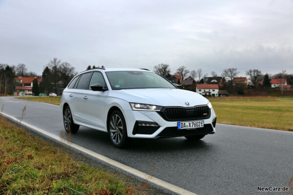 Skoda Octavia Combi RS iV schräg vorne rechts