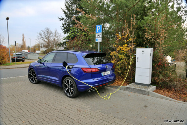 VW Touareg R an Ladesäule
