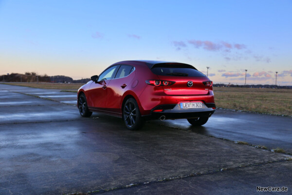 Mazda3 schräg hinten links auf nasser Fahrbahn