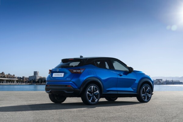 Nissan Juke Hybrid schräg rechts seitlich