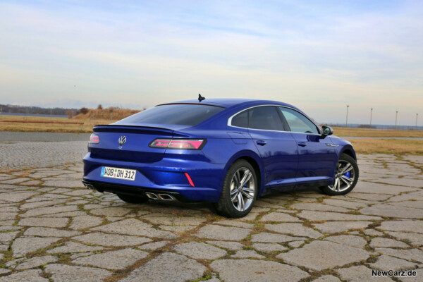 VW Arteon R schräg hinten rechts