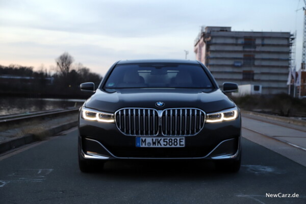 BMW 745Le xDrive Front