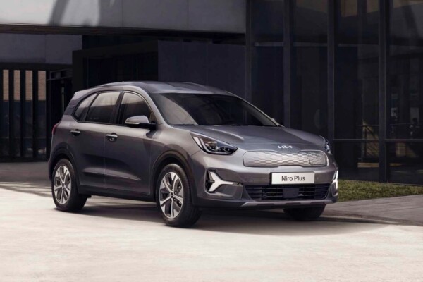 Kia Niro Plus schräg vorn rechts