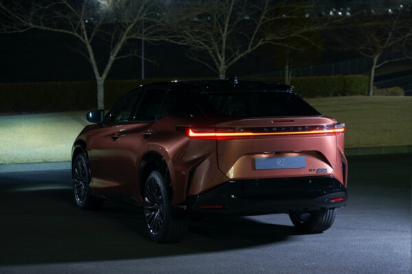 Lexus RZ 450e schräg hinten