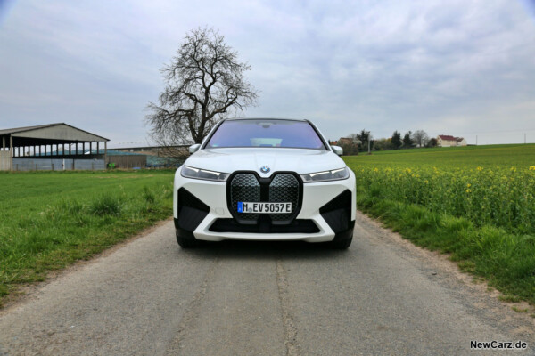 BMW iX xDrive50 Front