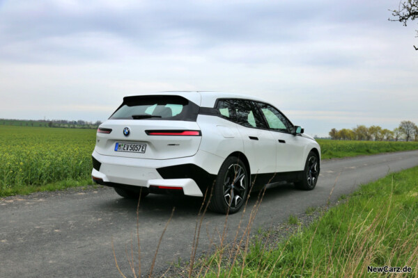 BMW iX xDrive50 schräg hinten rechts