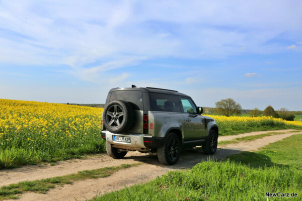 Land Rover Defender 90 schräg hinten rechts