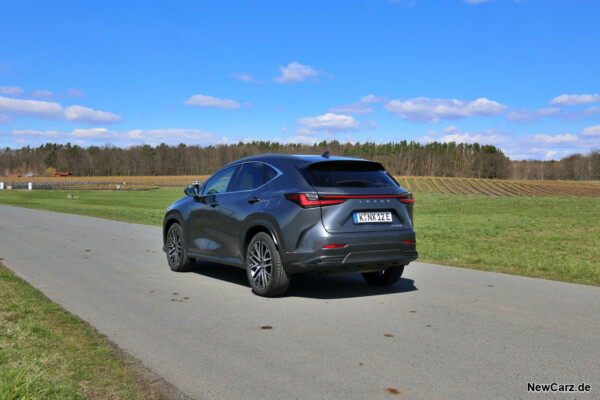 Lexus NX 450h schräg hinten links