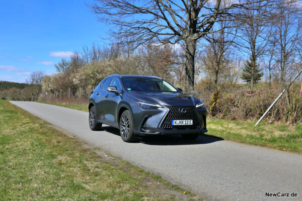 Lexus NX 450h schräg vorne rechts