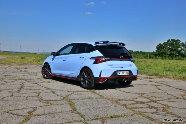 Hyundai i20 N schräg hinten links beton