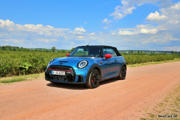 Mini John Cooper Works Cabrio schräg vorn links