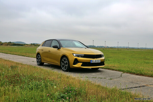 Opel Astra Hybrid schräg vorne rechts
