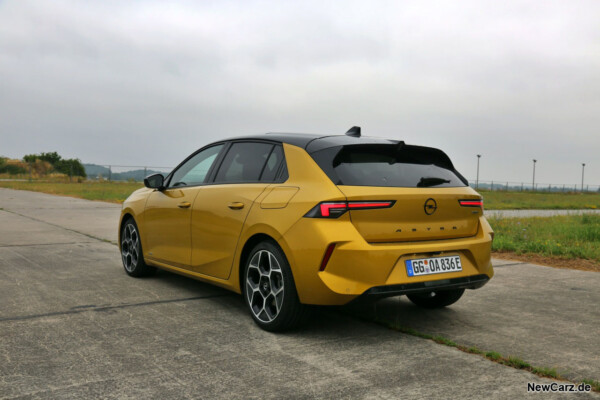 Opel Astra Hybrid schräg hinten links