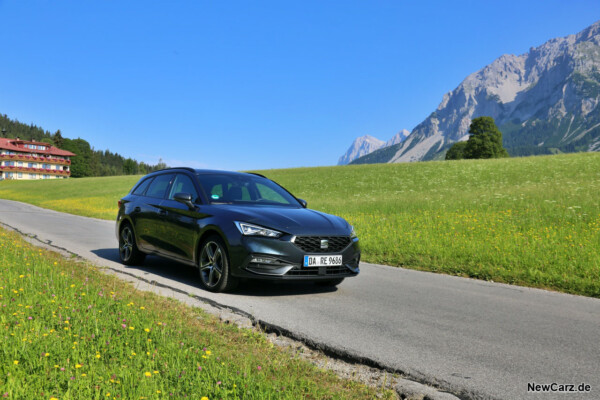 Seat Leon ST TGI schräg vorne rechts