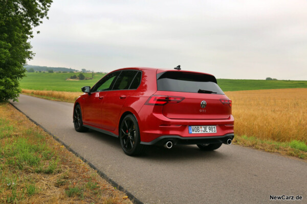 VW Golf 8 GTI schräg hintern links