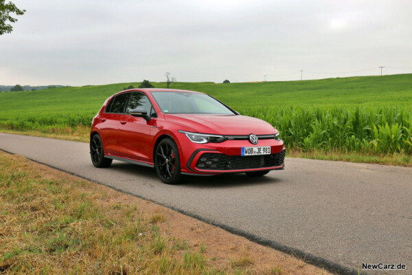 VW Golf 8 GTI schräg vorn rechts