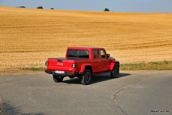 Jeep Gladiator vor Kornfeld