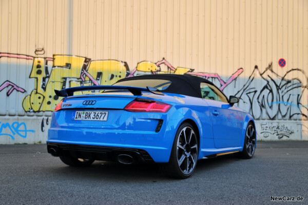 Audi TT RS Roadster schräg hinten rechts geschlossen