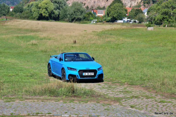 Audi TT RS Roadster auf Gras