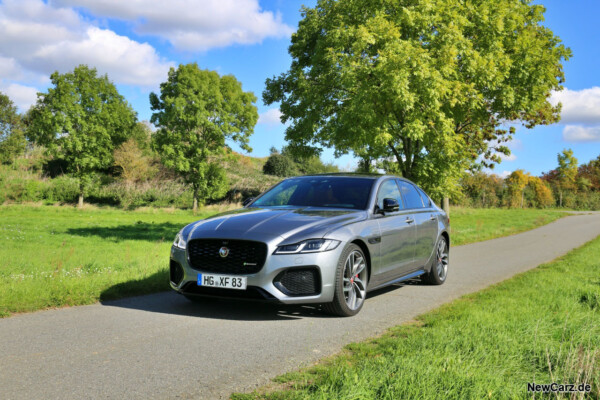 Jaguar XF schräg vorne links