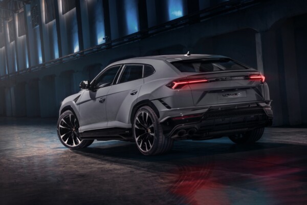 Lamborghini Urus S schräg hinten links