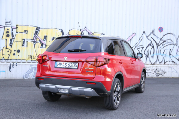 Suzuki Vitara Vollhybrid schräg hinten rechts