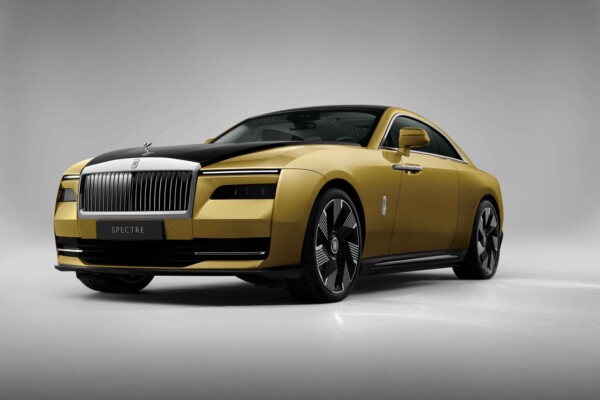 Rolls-Royce Spectre schräg vorn links