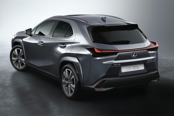 Lexus UX 300e schräg hinten links