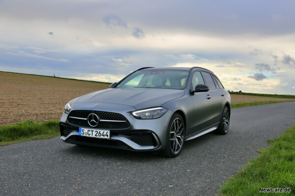 Mercedes-Benz C300d T-Modell schräg vorne links