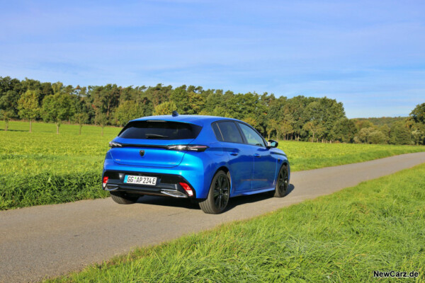 Peugeot 308 Hybrid 225 schräg hinten rechts