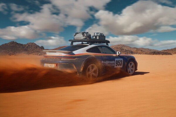 Porsche 911 Dakar in Desert