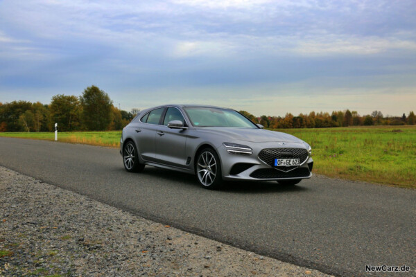 Genesis G70 Shooting Brake schräg vorn rechts