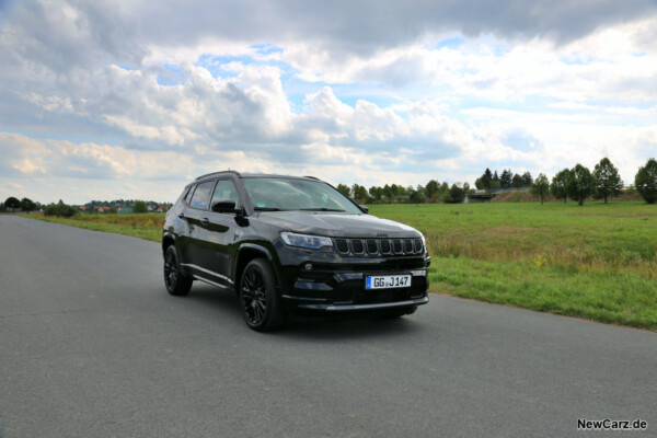 Jeep Compass e-Hybrid schräg vorne rechts