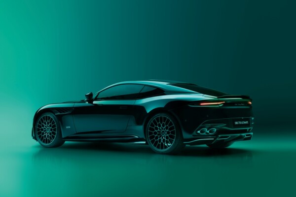 Aston Martin DBS 770 Ultimate schräg hinten links