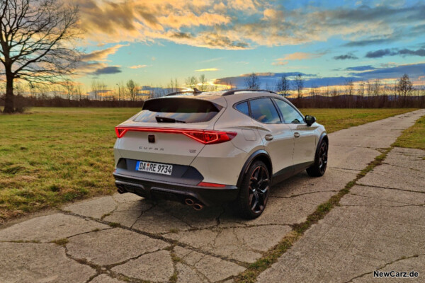 Cupra Formentor VZ5 Taiga Grey schräg hinten rechts