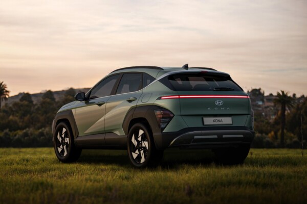 Hyundai Kona schräg hinten links