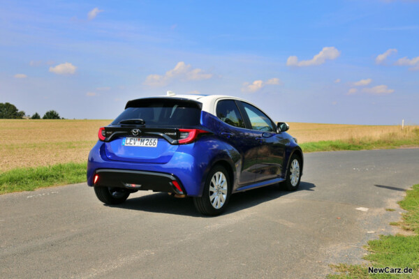 Mazda2 Hybrid schräg hinten rechts