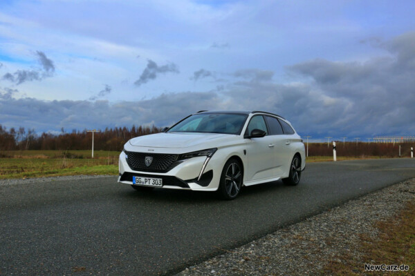 Peugeot 308 SW Blue HDI schräg vorne links