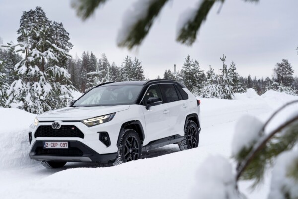 Toyota RAV4 GR SPORT im Schnee