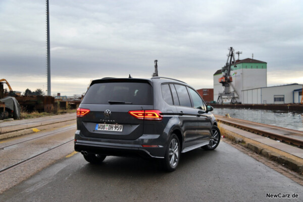 VW Touran Facelift schräg hinten rechts