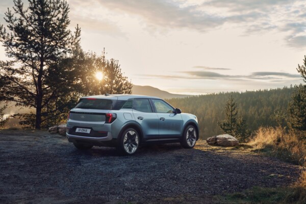 Ford Explorer schräg hinten rechts