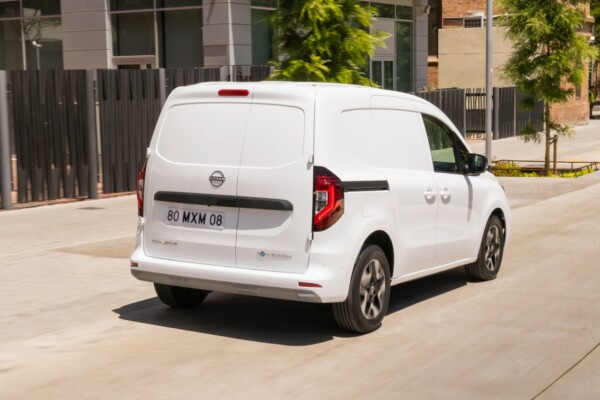 Nissan Townstar EV schräg hinten rechts