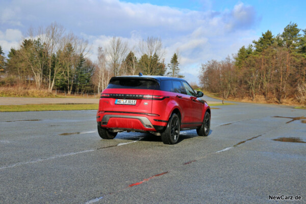 Range Rover Evoque P300e schräg hinten rechts