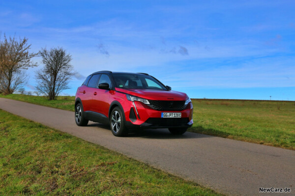 Peugeot 3008 Hybrid4 schräg vorne rechts