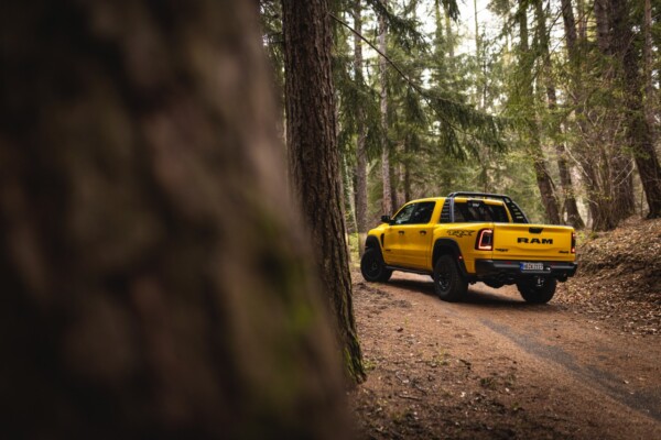 RAM 1500 TRX Havoc im Wald