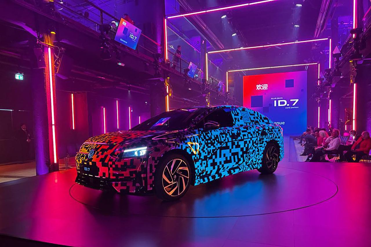 Auf dem Weg zur Weltpremiere: Erster Auftritt der neuen Limousine ID.7 im  digitalen Camouflage-Look