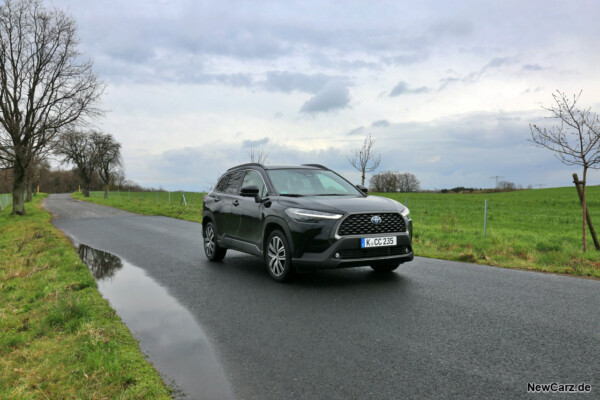 Toyota Corolla Cross schräg vorne rechts