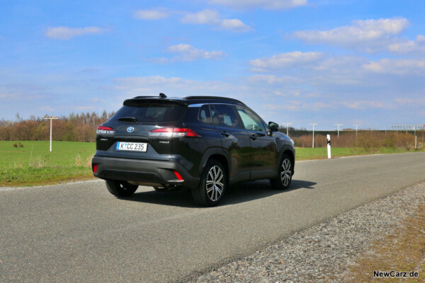 Toyota Corolla Cross schräg hinten rechts