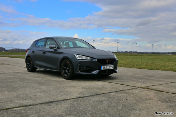 Cupra Leon VZ schräg vorne rechts